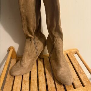 Elegant Tan Women's Boots